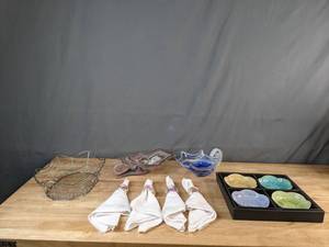 lot 525 image: Collection of Decorative Bowls, Napkins and a Basket - V