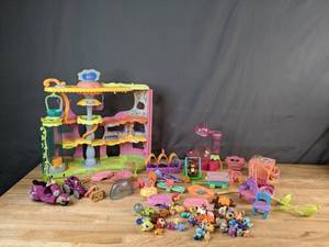 lot 528 image: Collection of Littlest Pet Shop Pet Town with Pets and More - V