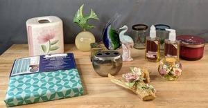 lot 482 image: Bathroom Decor and Accessories Small Decorative Items, Shower Curtain, Tissue Box Cover and More - V