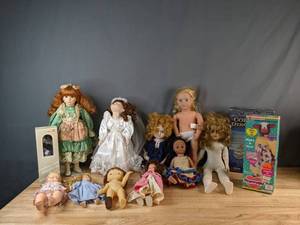 lot 578 image: Vintage Collection of Girl Toy Dolls - V
