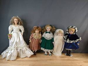 lot 571 image: Vintage Collection of (5) Decorative Girl Dolls - V