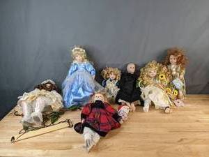 lot 572 image: Vintage Collection of (7) Decorative Girl Dolls - V