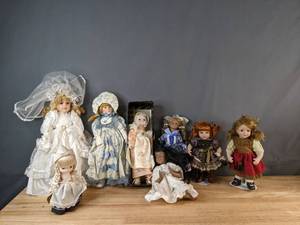 lot 573 image: Vintage Collection of (8) Decorative Girl Dolls - V