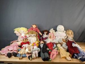 lot 576 image: Vintage Collection of Stuffed Dolls - V