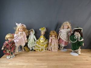 lot 577 image: Vintage Collection of Decorative Girl Dolls - V