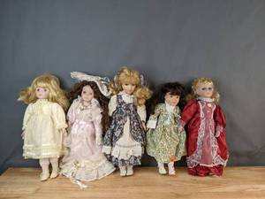 lot 562 image: Collection of (5) Decorative Girl Dolls - V