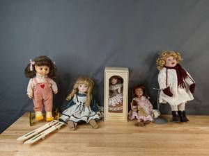 lot 566 image: Collection of (5) Decorative Girl Dolls - V