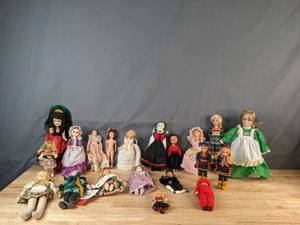 lot 568 image: Vintage Collection of Decorative Girl Dolls - V