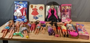 lot 660 image: Vintage Barbie, Disney & Other Fashion Dolls with Accessories - V