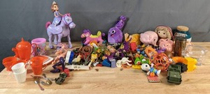 lot 649 image: Lot of Small Plastic Toys Sofia the First with Horse, Little Green Army Men, Snoopy and More   - V