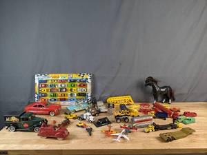 lot 605 image: Collection of Die-Cast Toy Vehicles Cars, Trucks, Planes and More - V