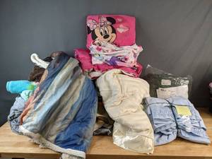 lot 596 image: Assortment of Kids Blankets, Towels, Sheets and More - V