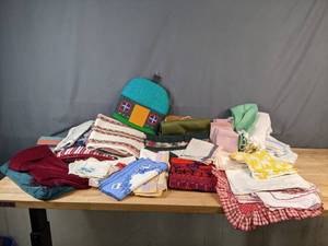 lot 598 image: Large Assortment of Hand Towels, Wash Cloths, Placemats, Decorative Cloth Napkins and More - V