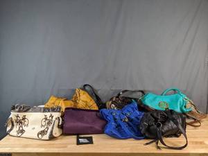 lot 601 image: Assortment of Purses and Shoulder Bags Tommy Hilfiger, Xoxo, Relic, GHD and More - V