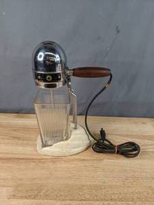 lot 786 image: Vintage Eskimo 725 Kitchen Mechanic Mixer - W