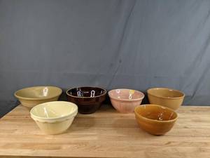 lot 783 image: Assortment of (6) Ceramic Bowls in Assorted Colors - W