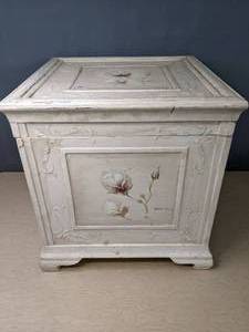 lot 748 image: Hand-painted Square Chest with Hinged Lid - V