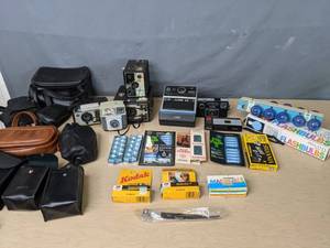 lot 750 image: Vintage Cameras, Bulbs and Cases Brownie Starmite II, Tower Camflash 127, Pocket Instamatic 20 and More - W