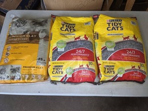 lot 813 image: Purina and Special Kitty Cat Litter - V