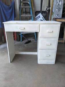 lot 781 image: 4-Drawer White Desk - V