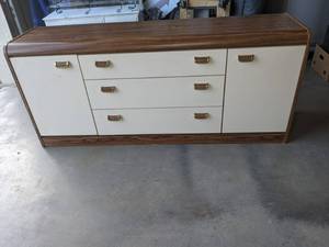 lot 780 image: Vintage Palliser 3-Drawer 2-Door Dresser - V