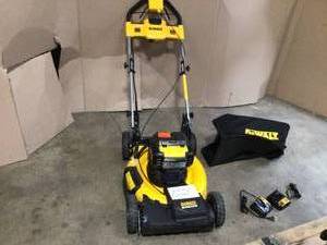 Dewalt 21.5 in. 20-Volt MAX Lithium-Ion Cordless Battery Walk Behind Self Propelled Mower in good conditions