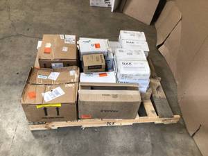 Pallet With Assorted of Ceramics Tiles difents sizes and colors customer returns various conditions