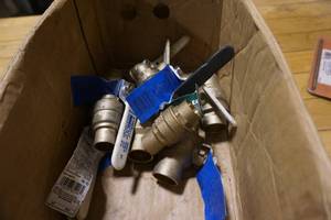 lot 32 image: Lot of Water Line Valves In Assorted Sizes