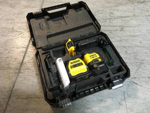 20-Volt Max Lithium-Ion Cordless Green Cross-Line Laser Level Kit with 2.0 mAh Battery, Charger and Tstak Case by DEWALT Customer Returns See Pictures