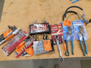 lot 102 image: Assorted hand tool lot.