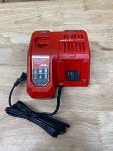 lot 4 image: MILWAUKEE M12 and M18 12-Volt18-Volt Lithium-Ion Multi-Voltage Rapid Battery Charger
