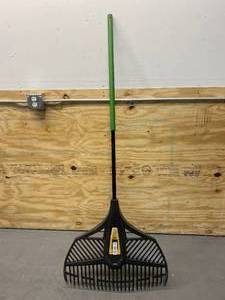 lot 113 image: BLUE HAWK 26-in Leaf Rake