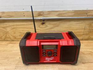 lot 33 image: MILWAUKEE M18 18-Volt Lithium-Ion Cordless Jobsite Radio