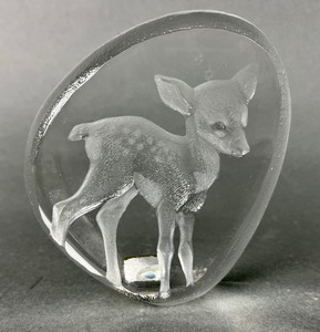 lot 154 image: Mats Jonasson Signature Collection - Elephant, Fawn & Kangaroo Crystal Sculptures