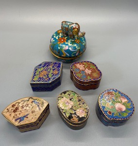 lot 160 image: Vintage Cloisonn and Enamel Miniature Containers & Ardleigh Elliot Elephant Music Box