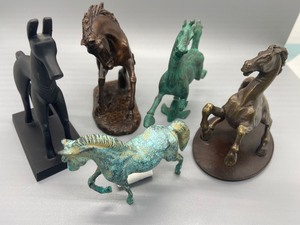 lot 79 image: Franklin Mint Collection - 4 Metal Horses and 1 Bronze Horse- Riproduzione Archologica