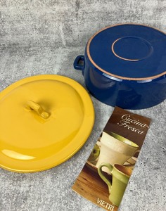 lot 64 image: Vietri Italian Periwinkle & Gold Covered Casserole Dish