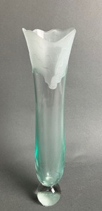 lot 170 image: Signed Glass Vase and Box Set of Vintage Marhill Knives with Mother of Pearl Handles