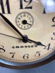 lot 132 image: Vintage Look Crosley Analog Metal Quartz Tabletop Alarm Clock