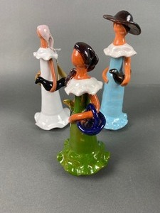 lot 136 image: Set of 3 Artesania Lime Faceless Figurine Dominican Republic Handmade Clay Dolls