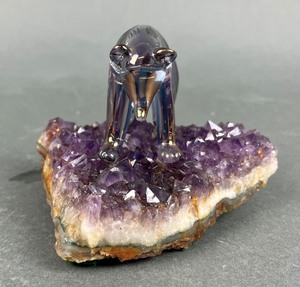 lot 82 image: Beautiful Amethyst and Glass Bear Sculpture