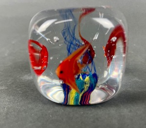 lot 168 image: Fish Ahoy Murano and Dynasty Gallery Fish Paperweights