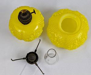lot 326 image: Beautiful Vintage Yellow Oil Lamp