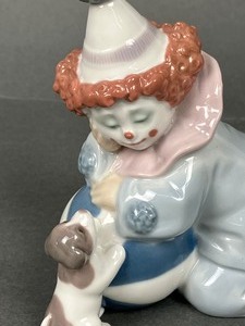 lot 285 image: Lladro Clown Figurine - Pierrot with Ball & Dog #5278