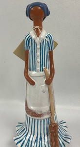 lot 292 image: Set of Two Artesania Lime Faceless Handmade Clay Figurines - Dominican Republic