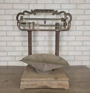 lot 540 image: Antique Cast Iron Scale - 17 x 16 x 29 Tall