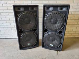 lot 547 image: Pair of Seismic Audio PA Speakers - Dual 15 - Model SA-155.2 - Each is 37 x 17 x 13