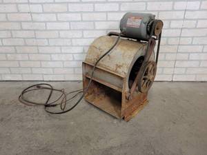 lot 593 image: Lennox Blower w Dayton 14hp Motor - Works