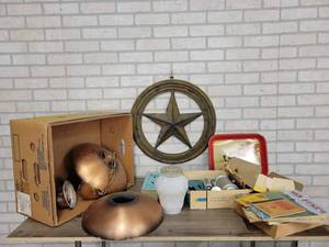 lot 630 image: Large Lot of Vintage Items