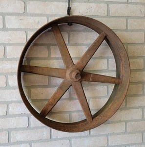 lot 652 image: Antique Cast Iron Belt Pulley - Great Wall Dcor - 19.5 Diameter x 4.5 Wide